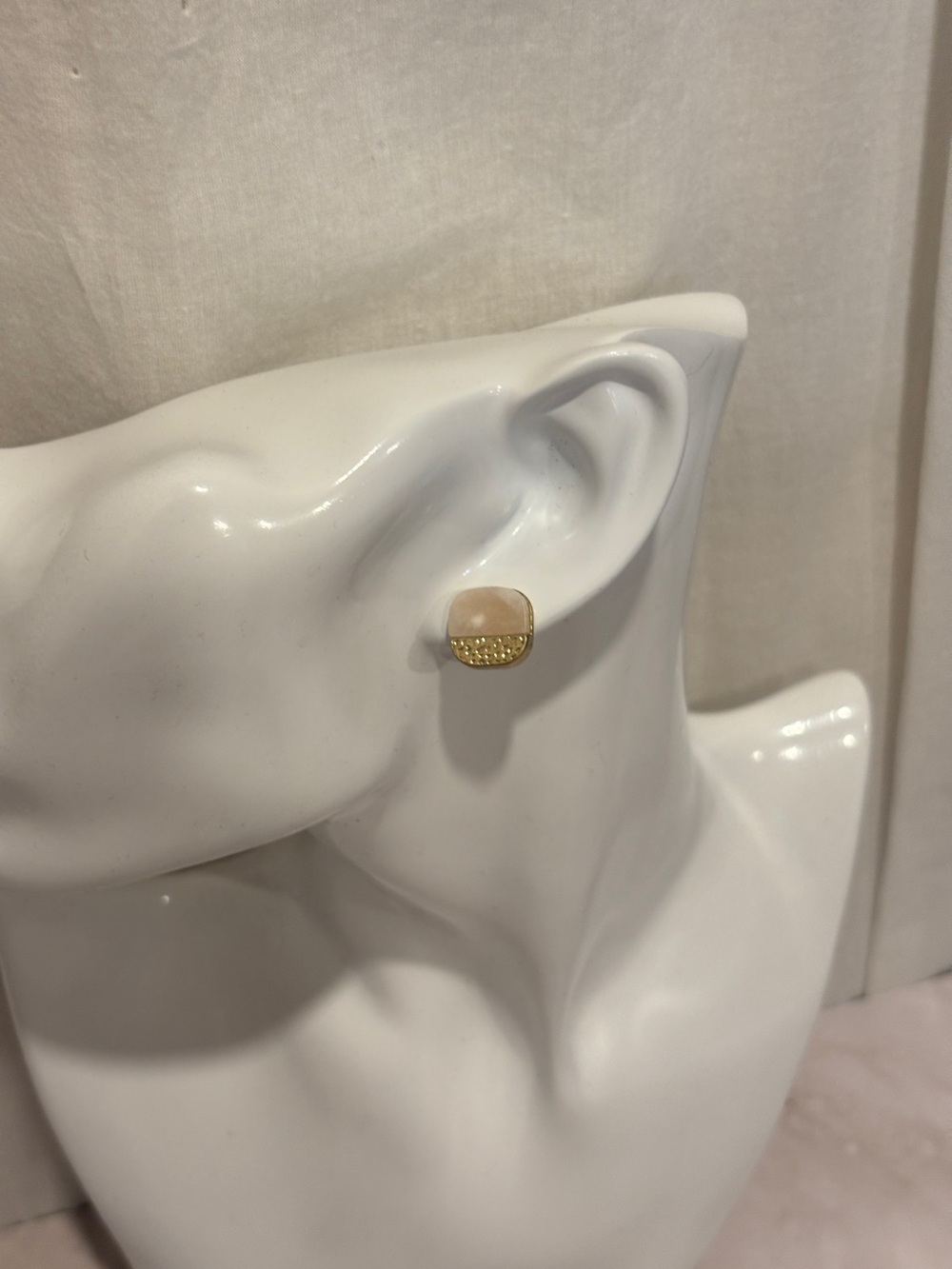 VINTAGE Beige & Gold Geometric Stud Earrings